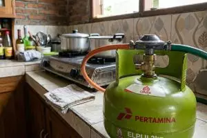 Solusi sementara regulator gas bocor, pakai plastik kresek biar masak jadi tenang kembali