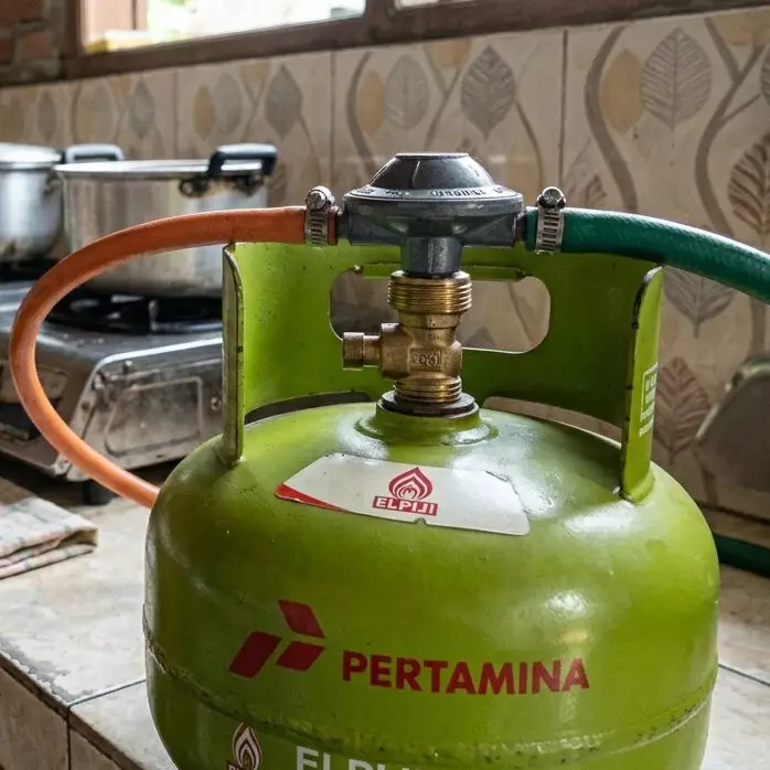 Solusi sementara regulator gas bocor, pakai plastik kresek biar masak jadi tenang kembali