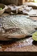Nggak perlu pisau! Begini cara bersihkan sisik ikan cuma pakai garam & jeruk, lebih praktis
