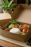 Sering dapat nasi box tapi belum mau dimakan? Pakai trik lipat ini biar praktis dibawa pulang