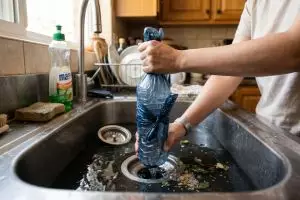 Nggak perlu panggil tukang, ini cara mudah atasi wastafel mampet dengan 2 sampah dapur