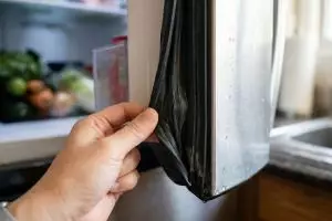Kulkas kurang dingin? Bisa jadi masalahnya ada di karet pintu, ini cara mudah mengatasinya