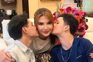 5 Potret kehangatan Tamara Bleszynski makan siang bareng Teuku Rassya dan Kenzou