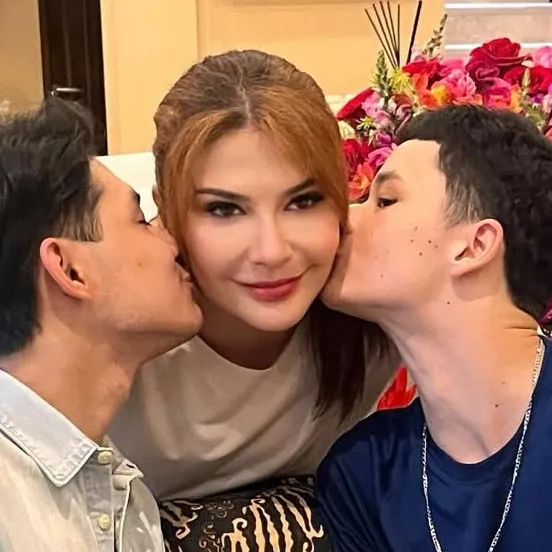 5 Potret kehangatan Tamara Bleszynski makan siang bareng Teuku Rassya dan Kenzou