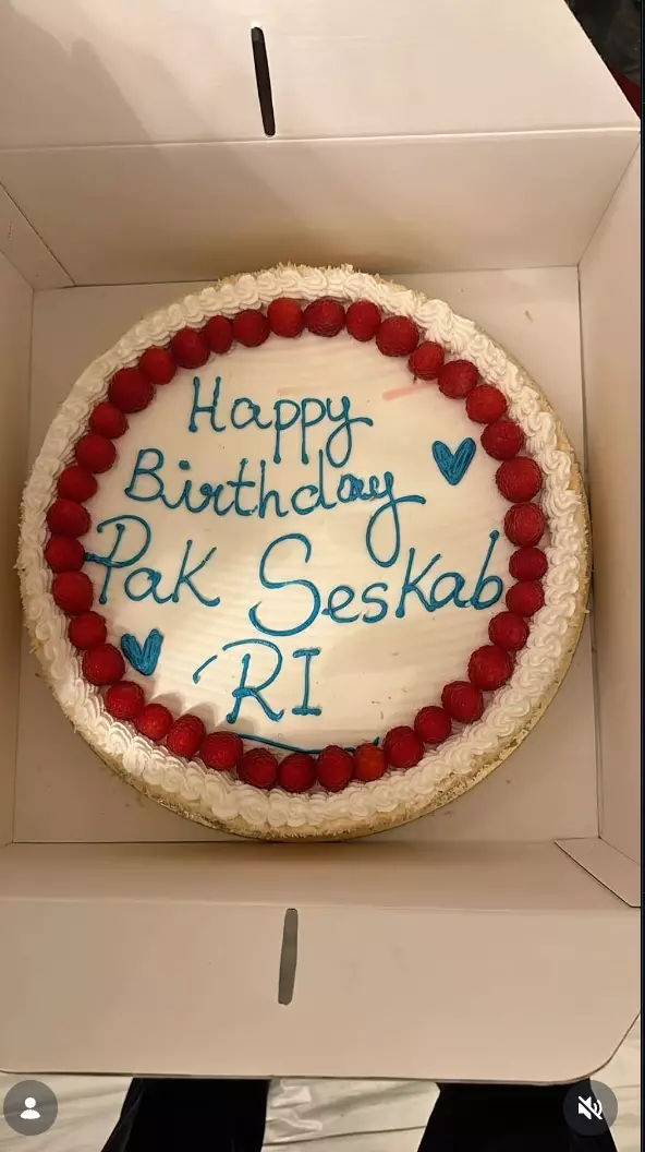 Seskab Teddy Ulang Tahun Instagram @agung_surahman, @catatanseskab, @sekretariat.kabinet