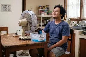 Cara mengubah kipas angin jadi sedingin AC pakai barang bekas dapur, bye ruangan panas!