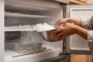 Bukan dicungkil, begini cara aman melelehkan bunga es tebal agar kulkas kembali bersih