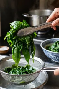 Cara rebus daun singkong ala rumah makan Padang: Tetap hijau, empuk, dan tidak pahit