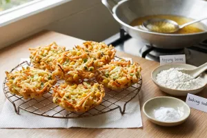 2 Bahan dapur ini bikin bakwan sayur jadi renyah, anti lembek, dan minim minyak