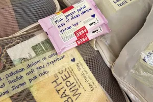 Penuh kasih, seorang anak beri label catatan detail setiap barang keperluan ibadah haji sang ibu