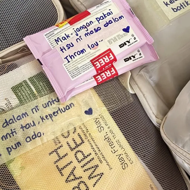 Penuh kasih, seorang anak beri label catatan detail setiap barang keperluan ibadah haji sang ibu