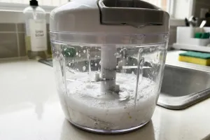 Sisa makanan nyangkut di mata pisau chopper? Ini cara bersihkannya tanpa ribet