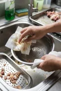 Jujur, ini rahasia cara biar wastafel nggak mampet pas cuci wadah daging kurban