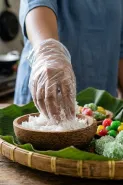 Trik pakai sarung tangan plastik biar nggak mudah lepas saat masak