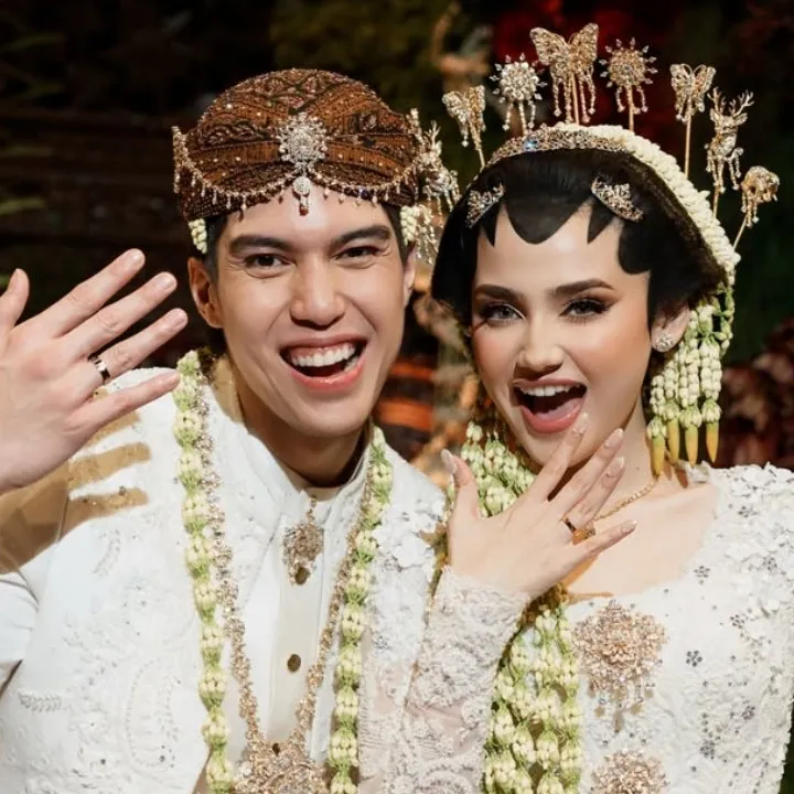 Rincian mahar dan souvenir El Rumi - Syifa Hadju, dari poundsterling hingga emas inisial ES