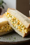 Cuma punya telur di dapur? Cobain resep egg sando lezat ini dari bahan seadanya