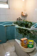 Bak mandi penuh lumut? Cukup 1 bahan dapur ini untuk membersihkannya tanpa perlu tenaga ekstra