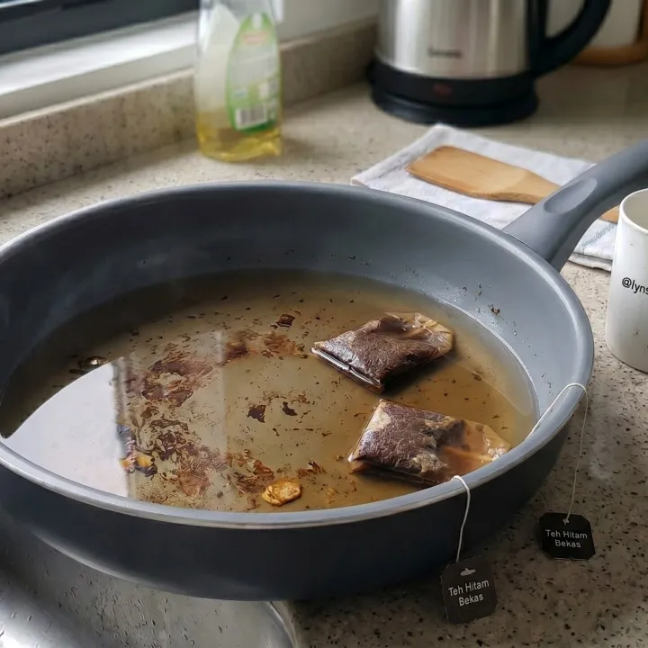 Kerak wajan membandel bisa hilang tanpa digosok, cukup pakai 2 bahan dapur ini