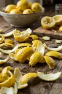 Ternyata cuma butuh kulit lemon sisa! Trik jitu bikin pembersih lemak dapur alami dan hemat