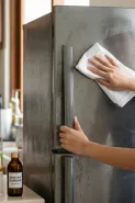 Pintu kulkas dekil dan kusam? Coba cara bersihkan pakai dua bahan dapur ini dan lihat hasilnya