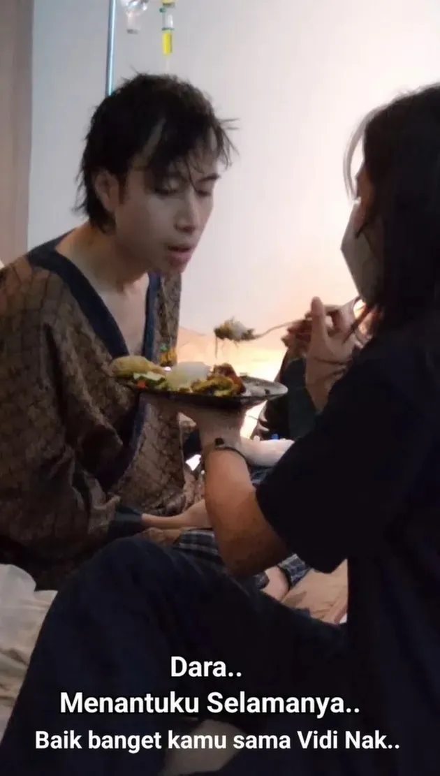 video Sheila Dara suapi Vidi Aldiano di rumah sakit © 2026 