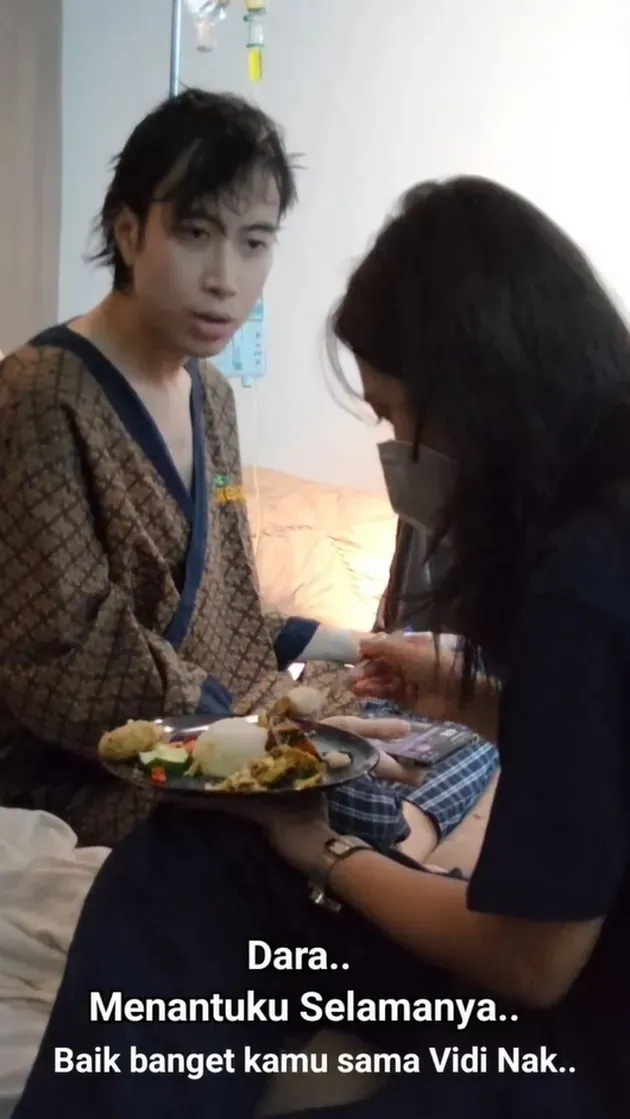 video Sheila Dara suapi Vidi Aldiano di rumah sakit © 2026 