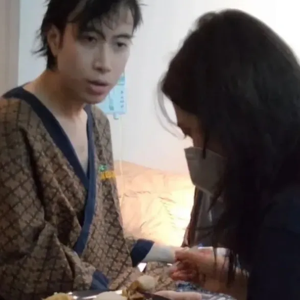 Momen haru kenangan Sheila Dara suapi Vidi Aldiano di rumah sakit, Harry Kiss: Menantuku selamanya