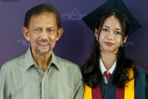 Gaya sederhana Sultan Hassanal Bolkiah di wisuda Putri Ameerah Wardatul Bolkiah