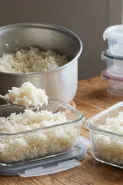 Nasi sisa jadi keras dan basi? 7 Cara menyimpan nasi matang agar tetap pulen tanpa rice cooker