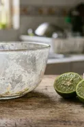 Mangkuk kaca berkerak kusam? Sikat pakai jeruk nipis dan baking soda, auto bening lagi
