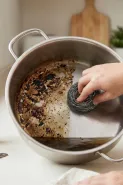 Kerak gosong di dalam panci tak perlu digosok keras, cukup bersihkan pakai cuka dan langkah sederhana 
