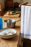 Cara menghilangkan noda minyak membandel di lap dapur dengan baking soda dan sabun cuci piring