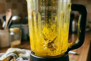 Noda kunyit di blender susah hilang? Cuma pakai pasta gigi langsung kinclong lagi