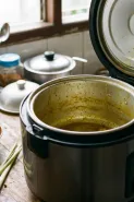 Rice cooker bau setelah dipakai hangatkan gulai? Ini 5 cara mudah hilangkan aroma santan yang menempel