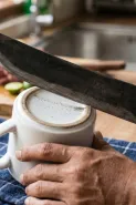 Pisau kurban cepat tumpul? 5 Cara mengasahnya pakai barang dapur yang ada di rumah