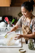 Kotak bekal bau amis setelah simpan daging? Ini cara hilangkannya tanpa jemur berjam-jam