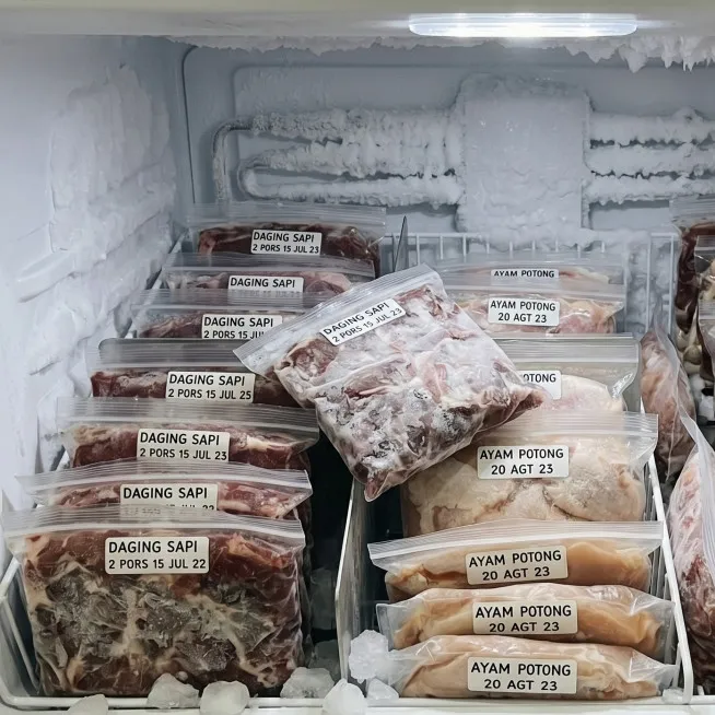 Freezer penuh daging jadi berembun dan bunga es menumpuk? Begini cara menatanya biar hemat listrik