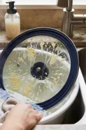 Jangan langsung disiram air! Ini cara benar membersihkan tutup panci bekas masak gulai