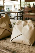 Bungkus nasi pakai kertas minyak, rapi tanpa campur lauk, begini cara simpelnya