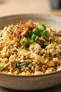 Cuma punya nasi goreng sisa semalam dan sedikit bahan di kulkas? Cobain resep nasi goreng unik ini!