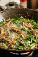 Cara menggoreng ikan asin tanpa bau menyengat pakai daun seledri