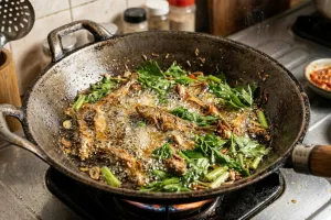 Cara menggoreng ikan asin tanpa bau menyengat pakai daun seledri