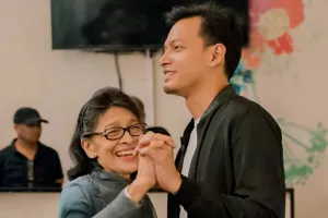 Ibunda berpulang, Fedi Nuril lantunkan azan terakhir dengan suara bergetar untuk almarhumah