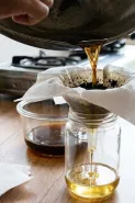 Minyak goreng baru sekali pakai sudah hitam? Coba trik saring pakai tisu biar lebih hemat dan jernih