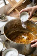 Hilangkan lemak gulai di panci tanpa gosok lama: Pakai air panas, tepung, dan baking soda