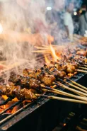 Tusuk sate kayu mudah gosong? Begini cara mencegahnya sebelum dipakai