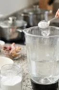 Blender bau bawang dan daging setelah masak kurban? Cukup pakai air hangat dan baking soda