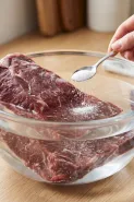 Kenapa jangan pakai air panas untuk cairkan daging beku—dan apa penggantinya?
