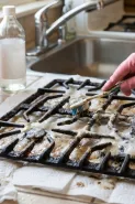Cara membersihkan tungku kompor gas berkerak tanpa direndam bahan khusus