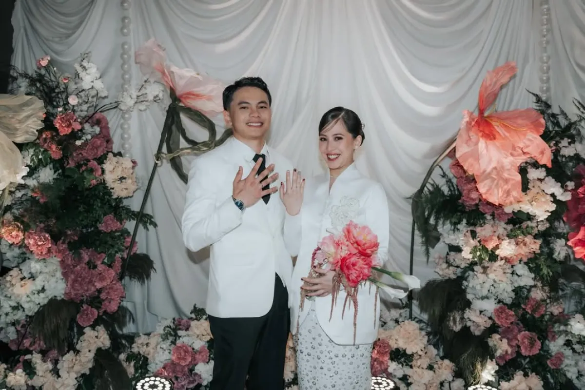 Resmi menikah, Adhisty Zara dan penyanyi Tsaqib pamer buku nikah, momen ijab kabul, dan baby bump
